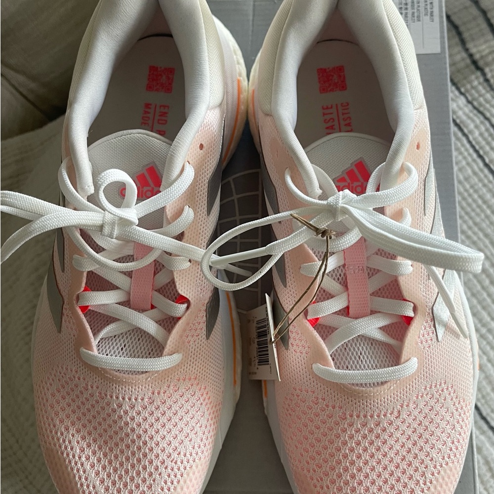 NIB. Adidas Women's Solar Glide 5 White/Silver/ Lite Pink Size 9 - Picture 2 of 14